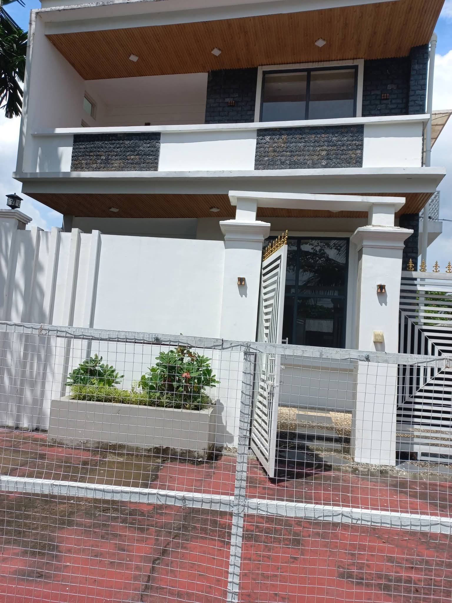 မြောက်ဒဂုံမြို့နယ်ရှိလုံးချင်းအရောင်း